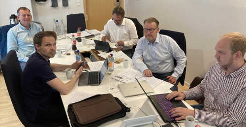 NMFs forhandlingsdelegasjon i arbeid, fra venstre: Svein Erik Henne, Hans Olav Velle, Jan Birger Løken, Peter Chr. Lehne og Per Svor